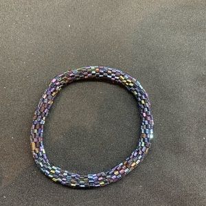 Women’s iridescent stretch beaded bracelet